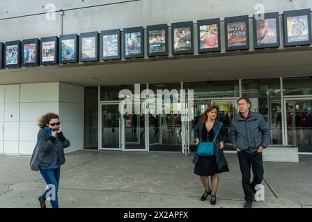 Parigi, Francia, Front, French Movie Posters, 13th District, MK2 Bibliotheque Cinema, persone, passeggiate, esterno, ingresso al teatro Foto Stock