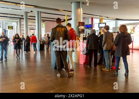 Parigi, Francia, hall del cinema francese, cinema bibliotheque MK2, gente affollata, interno, acquisto di biglietti per il cinema da distributori automatici, sala, Foto Stock