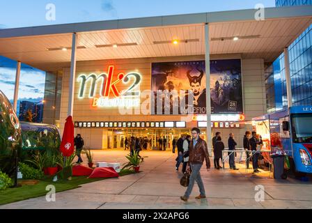 Parigi, Francia, Front, French Movies Posters, 13th District, MK2 Bibliotheque Cinema, persone, esterno, ingresso al teatro, insegna Neon Foto Stock