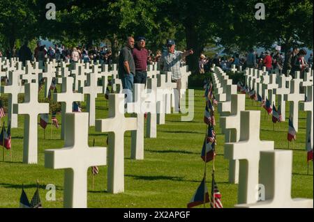 Ouistreham, Sword Beach, Normandia, Francia, gruppo di persone, turisti in visita, 70th Anniversary of D-Day Invasion American Cemetery, Cross Tombstones Foto Stock