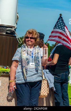 Colleville-sur-Mer, Normandia, Francia, turisti nel cimitero americano, 70 ° anniversario di invasione del D-Day, famiglia, donna con bandiera americana Foto Stock