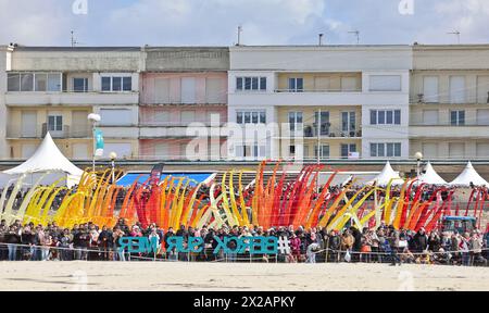 Francia. 21 aprile 2024. © PHOTOPQR/VOIX DU NORD/Sebastien JARRY ; 21/04/2024 ; Berck. le 21/04/2024.37emes rencontres internationales de cerfs volants du 20 au 28 avril. FOTO SEBASTIEN JARRY : LA VOIX DU NORD. - Il Festival Internazionale degli aquiloni di Berck-sur-Mer 21 aprile 2024 credito: MAXPPP/Alamy Live News Foto Stock