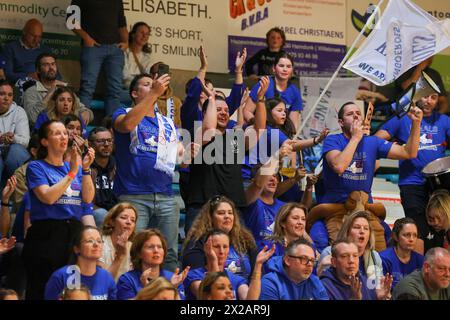 Mechelen, Belgio. 21 aprile 2024. Tifosi di Mechelen nella foto durante una partita di basket femminile tra Kangoeroes Mechelen e Royal Castors Braine, seconda partita della stagione 2023 - 2024 First National League Play off, domenica 24 aprile 2024 a Mechelen, Belgio . Crediti: Sportpix/Alamy Live News Foto Stock