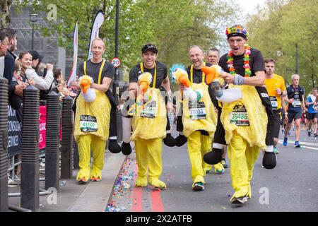 Londra, Regno Unito. 21 aprile 2024. Migliaia di corridori partecipano alla Maratona di Londra con le donne d'élite e gli uomini d'élite vanno testa a testa e i tributi saranno pagati al vincitore del 2023 Kelvin Kiptum, che ha vinto negli ultimi anni la gara maschile in un record di due ore, un minuto e 25 secondi e. saranno i pensieri di tutti i corridori della Maratona credito: Richard Lincoln/Alamy Live News Foto Stock