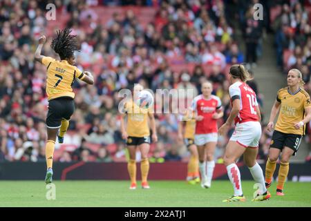 Emirates Stadium, Londra, Inghilterra il 21 aprile 2024. Deanne Rose di Leicester Women sale a testa alta durante la partita di fa Women's Super League tra Arsenal Women e Leicester City Women all'Emirates Stadium di Londra, Inghilterra, il 21 aprile 2024. Foto di Phil Hutchinson. Solo per uso editoriale, licenza richiesta per uso commerciale. Non utilizzare in scommesse, giochi o pubblicazioni di singoli club/campionato/giocatori. Crediti: UK Sports Pics Ltd/Alamy Live News Foto Stock