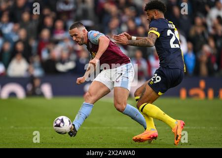 John McGinn dell'Aston Villa passa il pallone durante la partita di Premier League Aston Villa vs Bournemouth a Villa Park, Birmingham, Regno Unito, 21 aprile 2024 (foto di Craig Thomas/News Images) Foto Stock