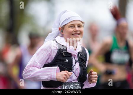 Londra, Regno Unito. 21 aprile 2024. Migliaia di corridori partecipano alla Maratona di Londra con le donne d'élite e gli uomini d'élite vanno testa a testa e i tributi saranno pagati al vincitore del 2023 Kelvin Kiptum, che ha vinto negli ultimi anni la gara maschile in un record di due ore, un minuto e 25 secondi e. saranno i pensieri di tutti i corridori della Maratona credito: Richard Lincoln/Alamy Live News Foto Stock