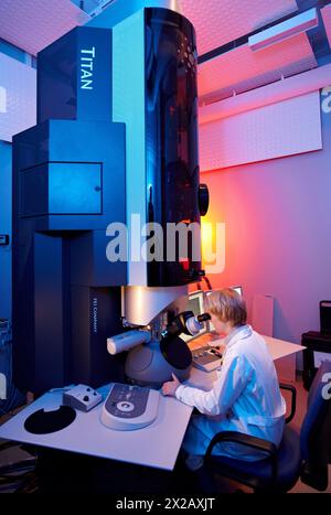 Imaging a risoluzione atomica con TEM, microscopia elettronica a trasmissione ad alta risoluzione HR-TEM di laboratorio, caratterizzazione dei materiali in scala nanometrica, real-t Foto Stock