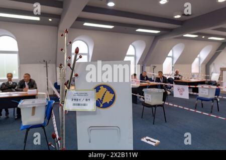 Zvecan, Kosovo. 21 aprile 2024. Un seggio elettorale a Zvecan, in Kosovo, è stato aperto il 21 aprile 2024 per un voto cruciale mirato alla rimozione di quattro sindaci di etnia albanese nelle aree a maggioranza serba. Questo segue una campagna di licenziamento guidata da petizioni iniziata nel gennaio 2024 dopo che i sindaci sono stati eletti nel 2023 in mezzo a una bassa affluenza alle urne. Il partito serbo dominante sta boicottando, con una rimozione riuscita che richiede oltre il 50% di affluenza alle urne. A partire dalle 15 del pomeriggio, oltre 200 cittadini hanno votato a Leposaviq, Zubin Potok e Mitrovica settentrionale, ma nessuno a Zvecan. Crediti: VX Pictures/Alamy Live News Foto Stock