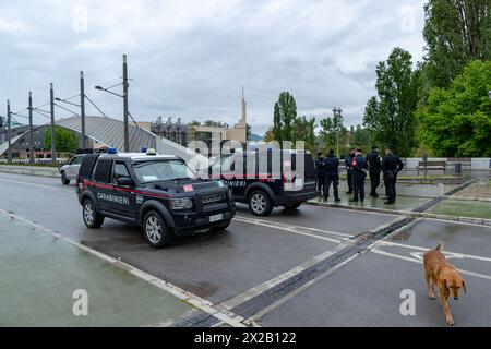 Zvecan, Kosovo. 21 aprile 2024. Un cane passeggia mentre i carabinieri italiani, parte della polizia EULEX, supervisionano la sicurezza sul ponte principale di Mitrovica, mentre i sondaggi si avvicinano alla chiusura il 21 aprile 2024. Gli elettori del Kosovo settentrionale stanno prendendo decisioni critiche sull'eventuale rimozione di quattro sindaci di etnia albanese nelle aree a maggioranza serba, a seguito di una campagna di petizione iniziata a gennaio. La rimozione richiede un'affluenza alle urne di oltre il 50%, contestata da un boicottaggio del partito serbo. A partire dalle 15 del pomeriggio, sono stati espressi più di 200 voti a Leposaviq, Zubin Potok e Mitrovica settentrionale, senza nessuno in Zvecan. Crediti: VX Pictures/Alamy Liv Foto Stock