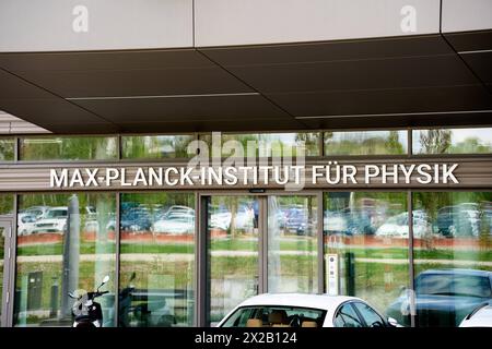 Garching, Baviera, Germania - 11 aprile 2024: Istituto Max Planck per l'edilizia fisica con logo in Garching *** Max-Planck-Institut für Physik Gebäude mit Logo in Garching Foto Stock