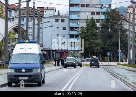 Zvecan, Kosovo. 21 aprile 2024. La polizia kosovara e EULEX monitorano il ponte principale di Mitrovica mentre i sondaggi si chiudono il 21 aprile 2024. Gli elettori del Kosovo settentrionale decidono di cacciare quattro sindaci di etnia albanese nei comuni a maggioranza serba a seguito di una campagna di petizione di gennaio. Il voto richiede oltre il 50% di affluenza nel mezzo di un boicottaggio del partito serbo. Alle 15, oltre 200 hanno votato a Leposaviq, Zubin Potok e Mitrovica settentrionale, senza voti a Zvecan. Crediti: VX Pictures/Alamy Live News Foto Stock