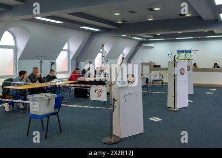 Zvecan, Kosovo. 21 aprile 2024. Un seggio elettorale a Zvecan, in Kosovo, è stato aperto il 21 aprile 2024 per un voto cruciale mirato alla rimozione di quattro sindaci di etnia albanese nelle aree a maggioranza serba. Questo segue una campagna di licenziamento guidata da petizioni iniziata nel gennaio 2024 dopo che i sindaci sono stati eletti nel 2023 in mezzo a una bassa affluenza alle urne. Il partito serbo dominante sta boicottando, con una rimozione riuscita che richiede oltre il 50% di affluenza alle urne. A partire dalle 15 del pomeriggio, oltre 200 cittadini hanno votato a Leposaviq, Zubin Potok e Mitrovica settentrionale, ma nessuno a Zvecan. Crediti: VX Pictures/Alamy Live News Foto Stock