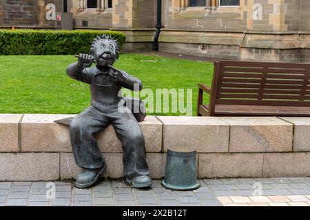 Scultura di Oor Wullie, il personaggio fumettistico DC Thomson, nella città di Dundee, Scozia, Regno Unito. Parte del percorso dei personaggi del fumetto. Foto Stock