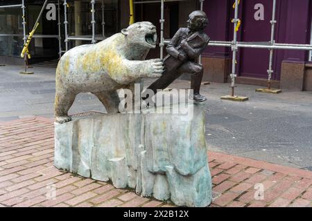 Scultura d'arte pubblica, Jamieson the Draper e l'Orso polare di David Annand, nel centro di Dundee, Scozia, Regno Unito Foto Stock