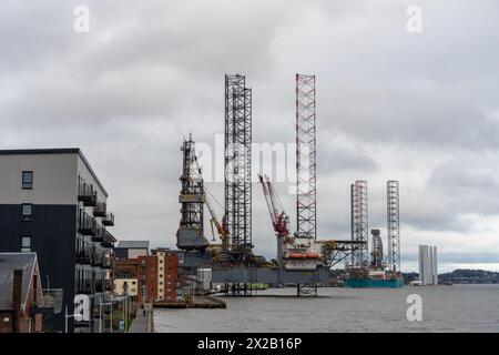 Piattaforma o piattaforma di sollevamento Valaris 123 a Dundee, Scozia, Regno Unito, sul fiume Tay con il vichingo Valaris alle spalle. Foto Stock