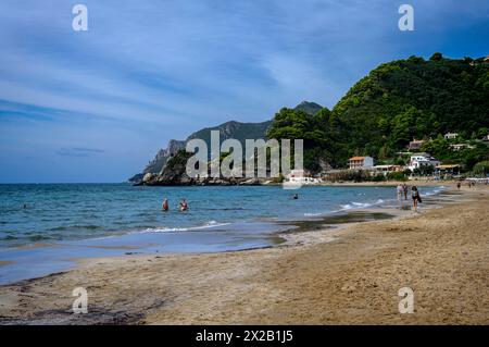 Aquis Pelekas Beach, Pelekas, Corfù, Grecia. Ottobre 2022 Foto Stock