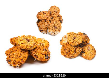 Biscotti alla granola isolati su sfondo bianco. Foto Stock