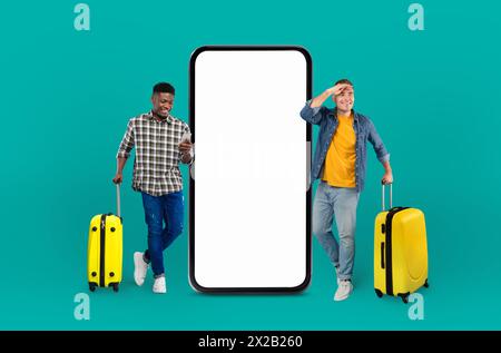 Due uomini accanto a un grande mockup di smartphone Foto Stock