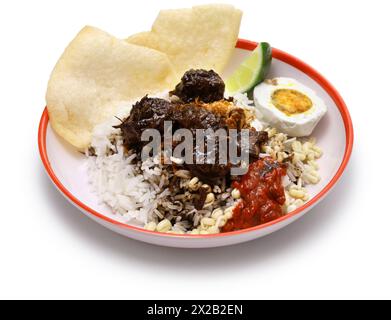 nasi rawon, zuppa di manzo nero con riso. Cucina indonesiana. Foto Stock