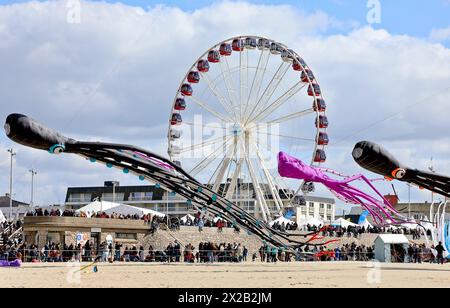 Francia. 21 aprile 2024. © PHOTOPQR/VOIX DU NORD/Sebastien JARRY ; 21/04/2024 ; Berck. le 21/04/2024.37emes rencontres internationales de cerfs volants du 20 au 28 avril. FOTO SEBASTIEN JARRY : LA VOIX DU NORD. - Il Festival Internazionale degli aquiloni di Berck-sur-Mer 21 aprile 2024 credito: MAXPPP/Alamy Live News Foto Stock