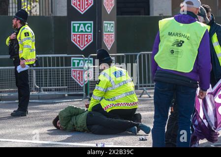 Tower Hill, Londra, Regno Unito. 21 aprile 2024. La polizia ha arrestato un maschio per essersi spinto sulla sezione stradale chiusa del percorso della Maratona di Londra, spingendosi oltre i marescialli Foto Stock