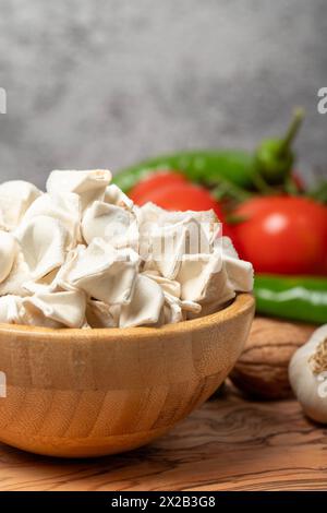 Ravioli congelati. Deliziosi ravioli crudi in una ciotola. Primo piano Foto Stock