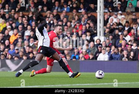 Il Diogo Jota del Liverpool segna il terzo gol della partita durante la partita di Premier League al Craven Cottage di Londra. Data foto: Domenica 21 aprile 2024. Foto Stock