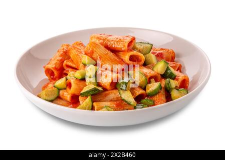 Maccheroni Rigatoni con salsa di pomodoro e zucchine in un piatto bianco isolato su bianco con percorso di coppettazione incluso Foto Stock