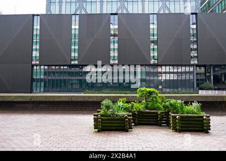 Vista del nuovo edificio di 21 Moorfields dall'esterno di 14 Moor Lane, barbican Estate Plant Containers Moorgate City of London UK 2024 KATHY DEWITT Foto Stock