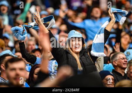 Wembley Stadium, Londra, Regno Unito. 21 aprile 2024. Fa Cup semi Final Football, Coventry City contro Manchester United; i tifosi del Coventry celebrano Haji Wright of Coventry segnando dal posto di rigore al 95° minuto per pareggiare a 3-3 Credit: Action Plus Sports/Alamy Live News Foto Stock