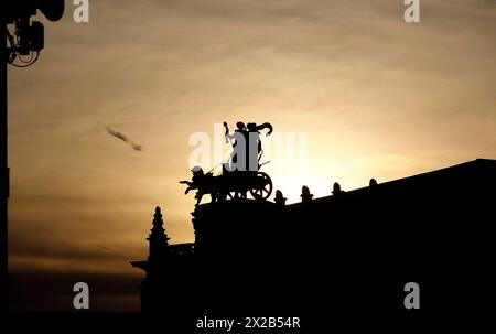 Panther quadriga al Semperoper Dresda, Sassonia, Germania, Europa Foto Stock