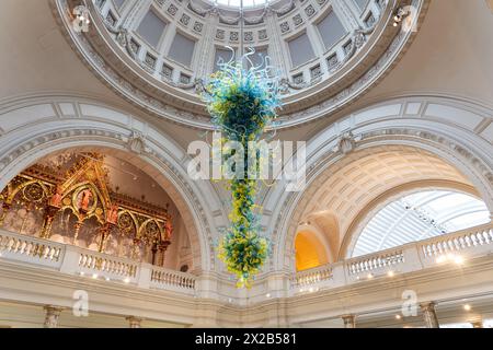 Il Victoria and Albert Museum Rotunda Chandelier di Dale Chihuly 2001 - una scultura in vetro progettata appositamente per il V&A Grand Entrance. Londra Foto Stock