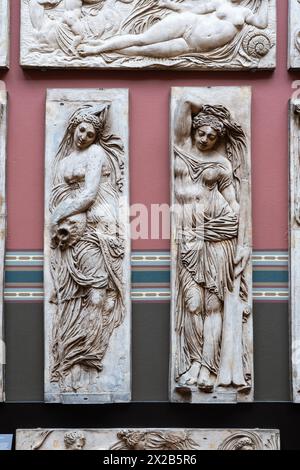 Riproduzioni in gesso di rilievi in pietra di Ninfe d'acqua e Putti 1547-49. Gli originali erano la decorazione di una fontana pubblica a Parigi. V&A, Londra Foto Stock