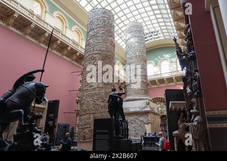 Il magnifico gesso della colonna di Traiano è una delle stelle della collezione del museo V&A e torreggia sui cortili in due metà. Londra Foto Stock