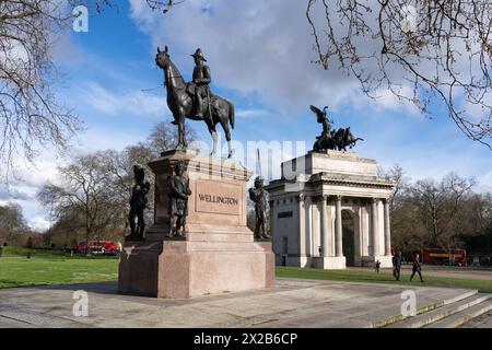 Statua equestre in bronzo del Duca di Wellington, e dietro, il Wellington Arch, noto anche come Constitution Arch. Hyde Park Corner, Londra, Regno Unito Foto Stock