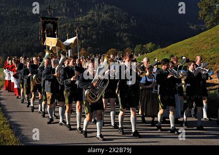 Processione del Ringraziamento a Ramsau di fronte alla band, Ramsau, alta Baviera, Germania, Europa Foto Stock