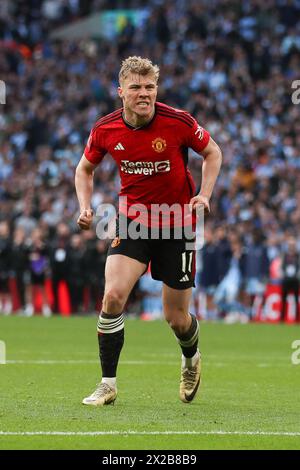 Londra, Regno Unito. 21 aprile 2024. Rasmus H¿jlund del Manchester United segna il rigore decisivo e festeggia durante la partita semifinale di fa Cup tra Coventry City e Manchester United al Wembley Stadium di Londra, Inghilterra, il 21 aprile 2024. Foto di Ken Sparks. Solo per uso editoriale, licenza richiesta per uso commerciale. Non utilizzare in scommesse, giochi o pubblicazioni di singoli club/campionato/giocatori. Crediti: UK Sports Pics Ltd/Alamy Live News Foto Stock