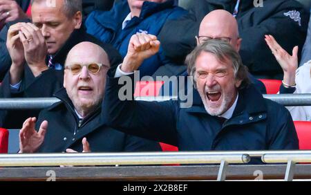 Londra, Regno Unito. 21 aprile 2024 - Manchester United contro Coventry City - semifinale di fa Cup - Wembley. I co-proprietari del Manchester United Sir Jim Ratcliffe e Avram Glazer celebrano una vittoria ai tempi supplementari durante la partita di Wembley. Crediti immagine: Mark Pain / Alamy Live News Foto Stock