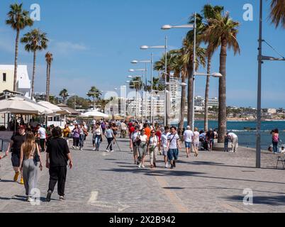 I turisti camminano lungo il lungomare di Poseidonos Avenue, Paphos, Cipro. Foto Stock