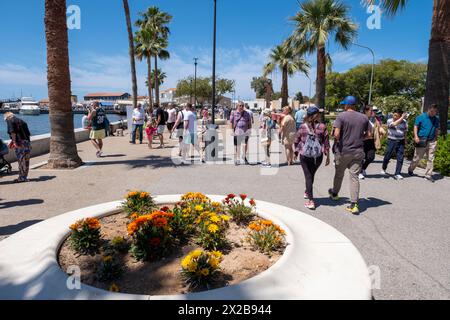 I turisti camminano lungo il lungomare di Poseidonos Avenue, Paphos, Cipro. Foto Stock