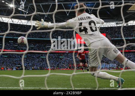 Londra, Regno Unito. 21 aprile 2024. Rasmus H¿jlund del Manchester United segna il rigore decisivo durante la semifinale di fa Cup tra Coventry City e Manchester United al Wembley Stadium di Londra, Inghilterra, il 21 aprile 2024. Foto di Ken Sparks. Solo per uso editoriale, licenza richiesta per uso commerciale. Non utilizzare in scommesse, giochi o pubblicazioni di singoli club/campionato/giocatori. Crediti: UK Sports Pics Ltd/Alamy Live News Foto Stock