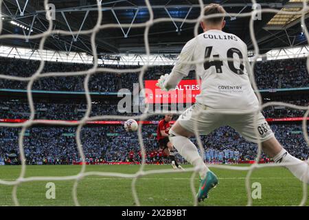 Londra, Regno Unito. 21 aprile 2024. Rasmus H¿jlund del Manchester United segna il rigore decisivo durante la semifinale di fa Cup tra Coventry City e Manchester United al Wembley Stadium di Londra, Inghilterra, il 21 aprile 2024. Foto di Ken Sparks. Solo per uso editoriale, licenza richiesta per uso commerciale. Non utilizzare in scommesse, giochi o pubblicazioni di singoli club/campionato/giocatori. Crediti: UK Sports Pics Ltd/Alamy Live News Foto Stock