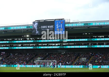 Selhurst Park, Selhurst, Londra, Regno Unito. 21 aprile 2024. Premier League Football, Crystal Palace contro il West Ham United; Applausi intorno allo stadio mentre il grande schermo mostra un messaggio in memoria di Chris Ware. Credito: Action Plus Sports/Alamy Live News Foto Stock