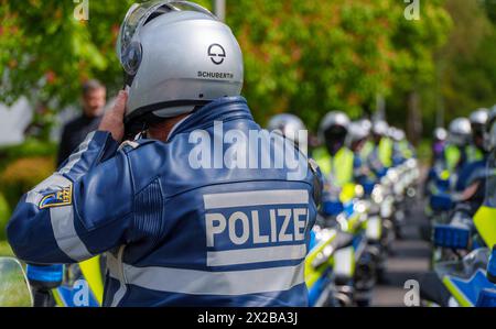 21 aprile 2024, Assia, Gründau: Lo squadrone motociclistico della polizia assiana sostiene un evento. Foto: Andreas Arnold/dpa Foto Stock