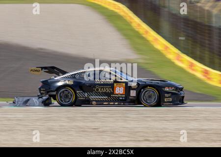 Imola, Italia. 21 aprile 2024. PROTON COMPETITION (DEU), Ford Mustang - Giorgio Roda (ITA), Mikkel Pedersen (DNK), Dennis Olsen (NOR) durante la 6 ore di Imola, 2° round del Campionato Mondiale Endurance FIA 2024, sul circuito Internazionale Enzo e Dino Ferrari, Imola, Italia il 21 aprile 2024 durante WEC - 6 ore di Imola, gara di resistenza a Imola, Italia, 21 aprile 2024 credito: Agenzia fotografica indipendente/Alamy Live News Foto Stock