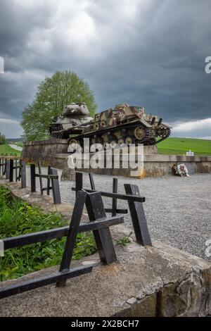 Carro armato sovietico T-34 e carro armato tedesco PzKpfw IV sul monumento nella "Valle della morte" (Udolie smrti) Kapisova, Slovacchia, Europa. Foto Stock