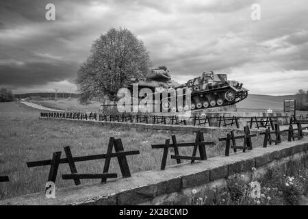 Carro armato sovietico T-34 e carro armato tedesco PzKpfw IV sul monumento nella "Valle della morte" (Udolie smrti) Kapisova, Slovacchia, Europa. Foto Stock