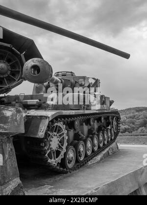 Carro armato tedesco PzKpfw IV sul monumento nella "Valle della morte" (Udolie smrti) Kapisova, Slovacchia, Europa. Foto Stock