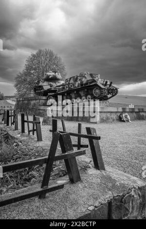 Carro armato sovietico T-34 e carro armato tedesco PzKpfw IV sul monumento nella "Valle della morte" (Udolie smrti) Kapisova, Slovacchia, Europa. Foto Stock